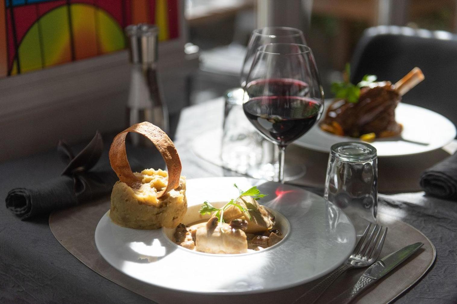 Le Cateau-Cambresis Logis - Hostellerie & Restaurant Du Marche מראה חיצוני תמונה